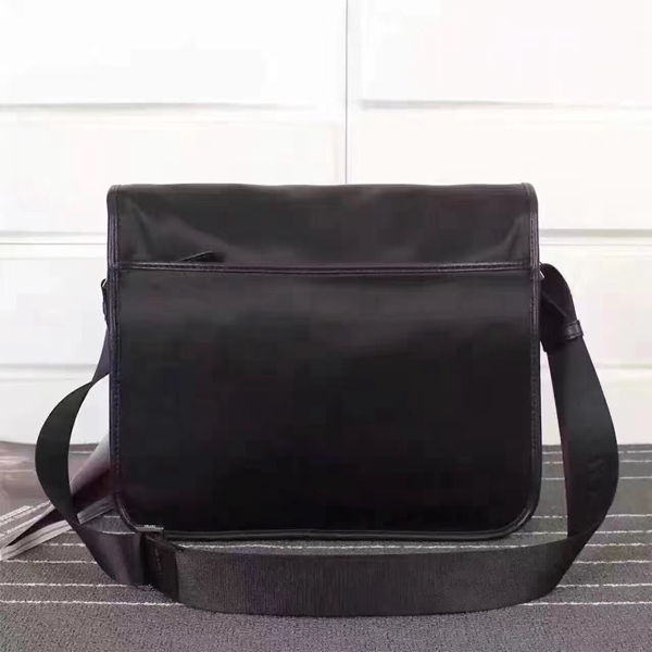 プラダバッグ側面デザイン